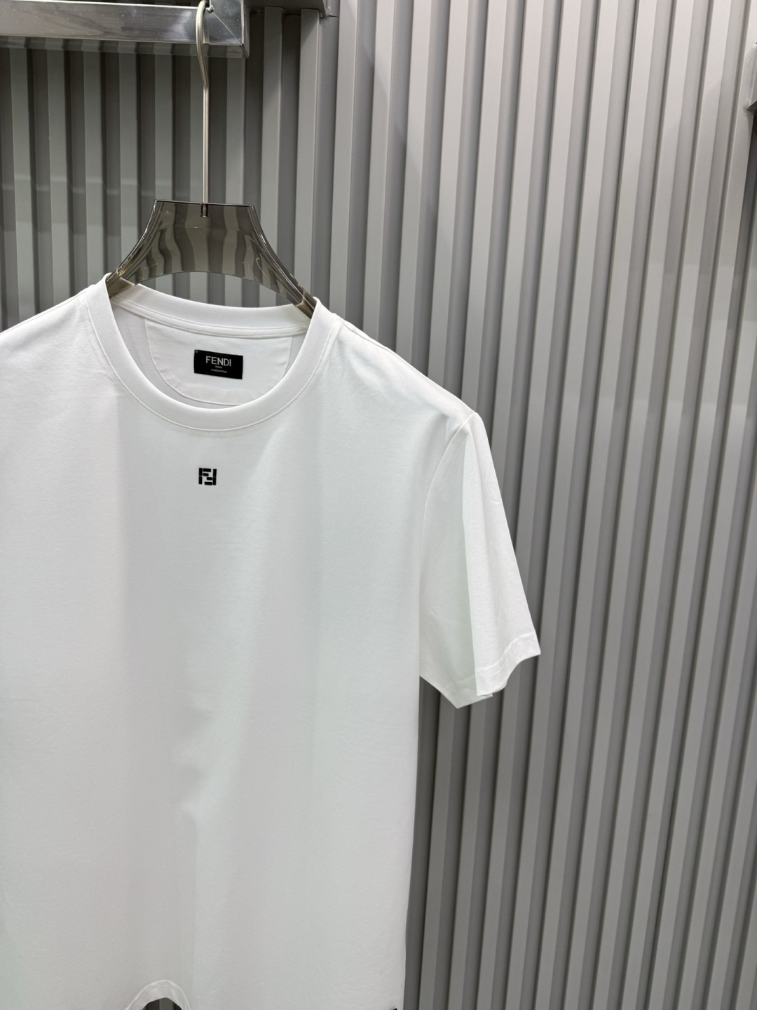 Fendi2026春夏新品长条施华洛世奇水钻镶嵌短袖T恤；双F标志并非普通印花或刺绣，而是由细密排列的闪