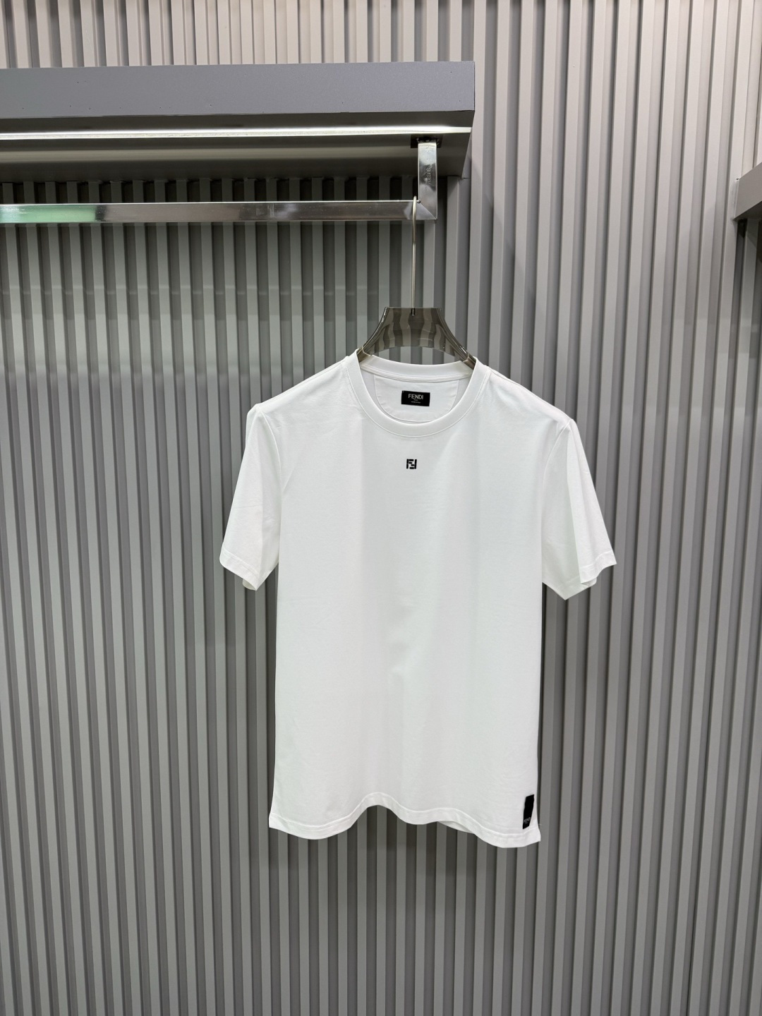 Fendi2026春夏新品长条施华洛世奇水钻镶嵌短袖T恤；双F标志并非普通印花或刺绣，而是由细密排列的闪