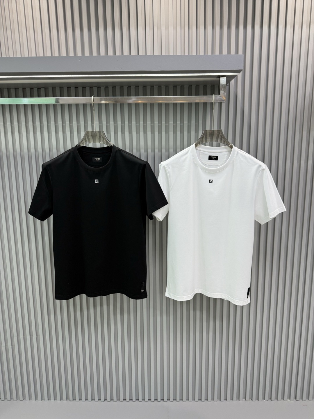 Fendi2026春夏新品长条施华洛世奇水钻镶嵌短袖T恤；双F标志并非普通印花或刺绣，而是由细密排列的闪