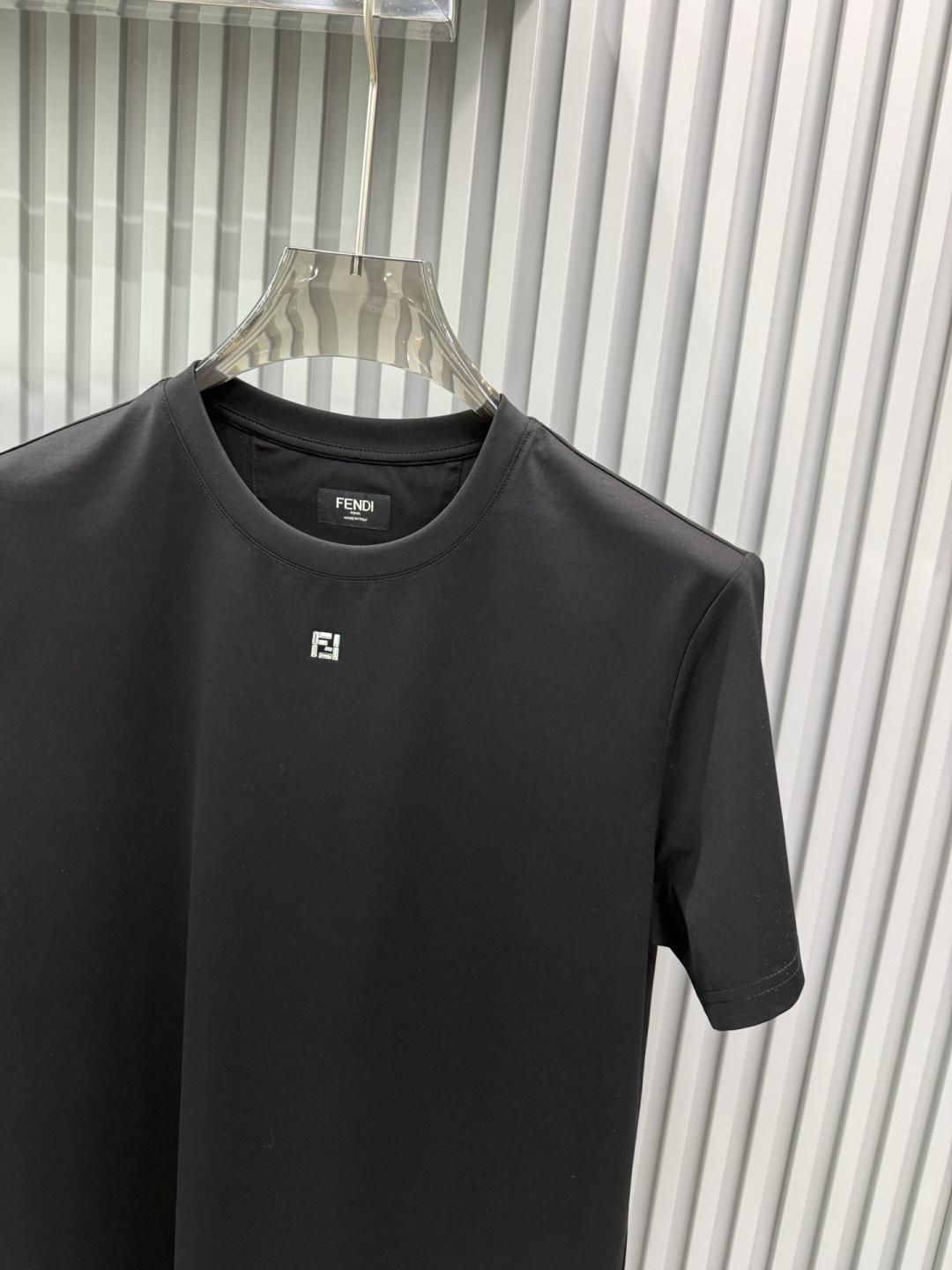 Fendi2026春夏新品长条施华洛世奇水钻镶嵌短袖T恤；双F标志并非普通印花或刺绣，而是由细密排列的闪