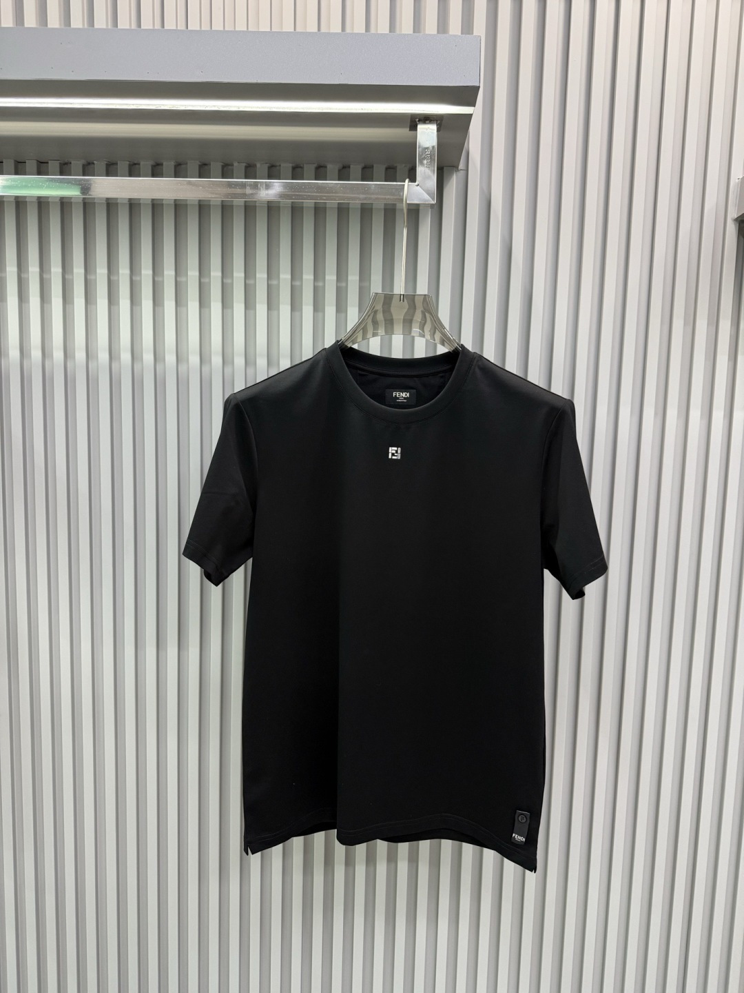 Fendi2026春夏新品长条施华洛世奇水钻镶嵌短袖T恤；双F标志并非普通印花或刺绣，而是由细密排列的闪