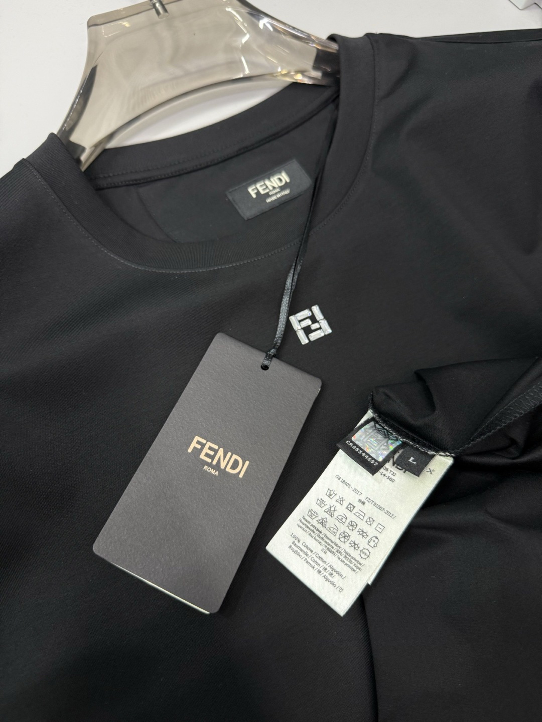 Fendi2026春夏新品长条施华洛世奇水钻镶嵌短袖T恤；双F标志并非普通印花或刺绣，而是由细密排列的闪