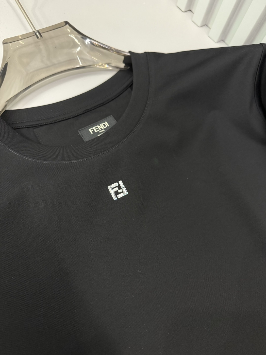 Fendi2026春夏新品长条施华洛世奇水钻镶嵌短袖T恤；双F标志并非普通印花或刺绣，而是由细密排列的闪