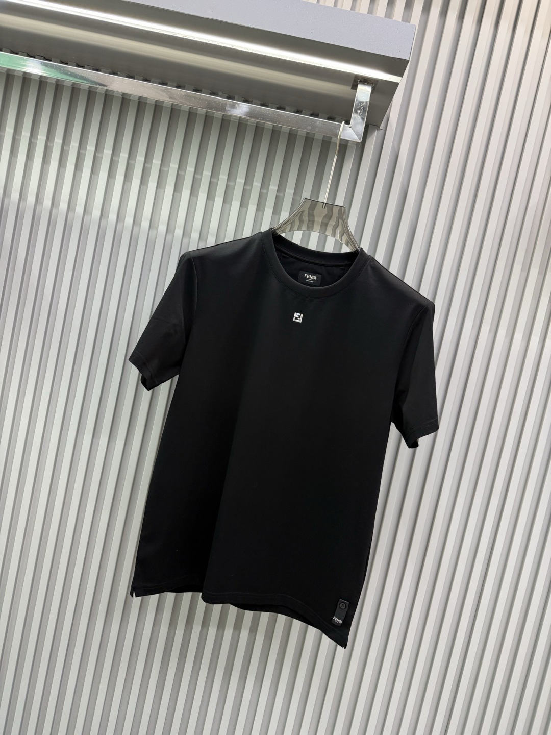 Fendi2026春夏新品长条施华洛世奇水钻镶嵌短袖T恤；双F标志并非普通印花或刺绣，而是由细密排列的闪