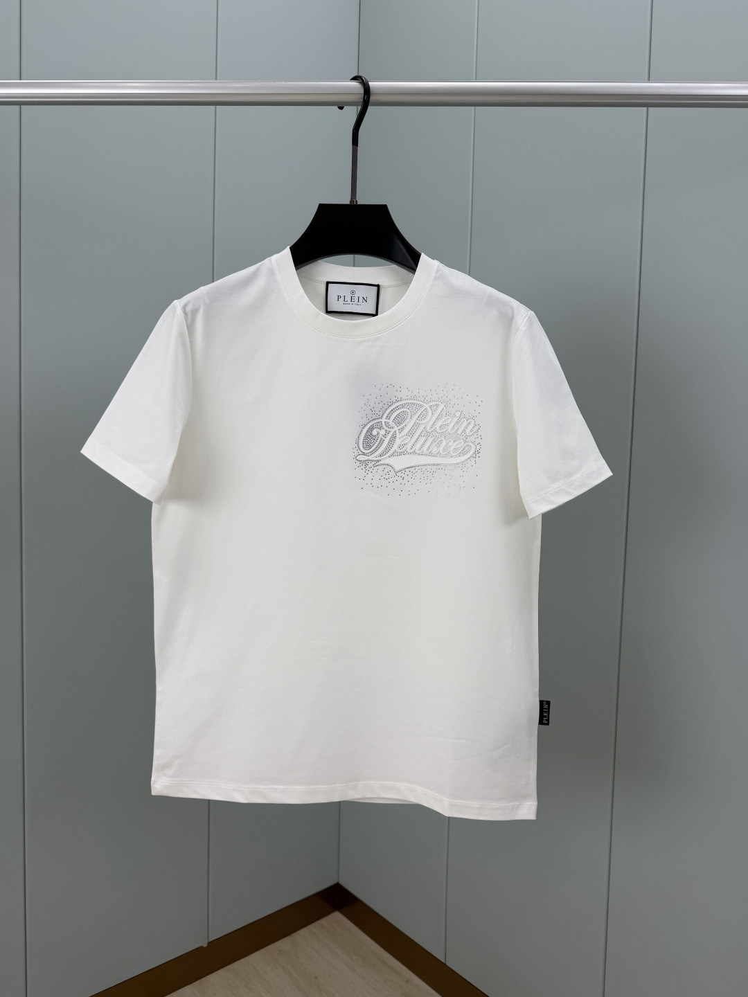 PHILIPP PLEIN SS26春夏新品硅胶&水晶缀饰短袖T恤，正面饰字母硅胶+水钻镶嵌组合设计，采
