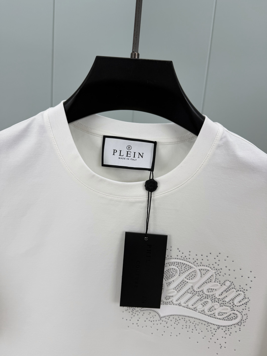 PHILIPP PLEIN SS26春夏新品硅胶&水晶缀饰短袖T恤，正面饰字母硅胶+水钻镶嵌组合设计，采