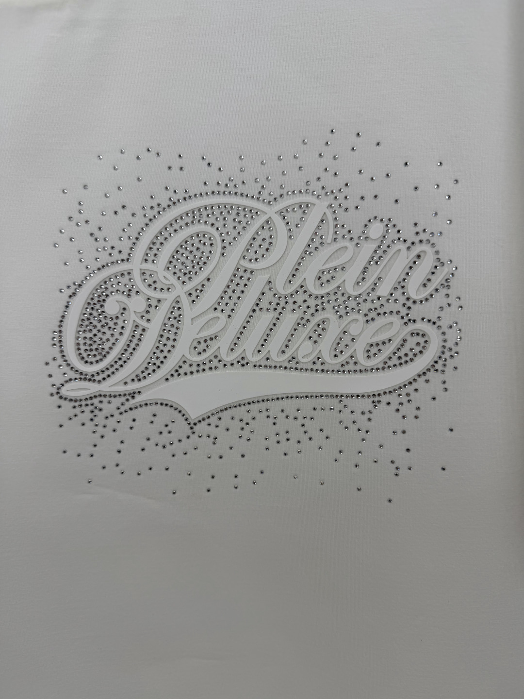 PHILIPP PLEIN SS26春夏新品硅胶&水晶缀饰短袖T恤，正面饰字母硅胶+水钻镶嵌组合设计，采