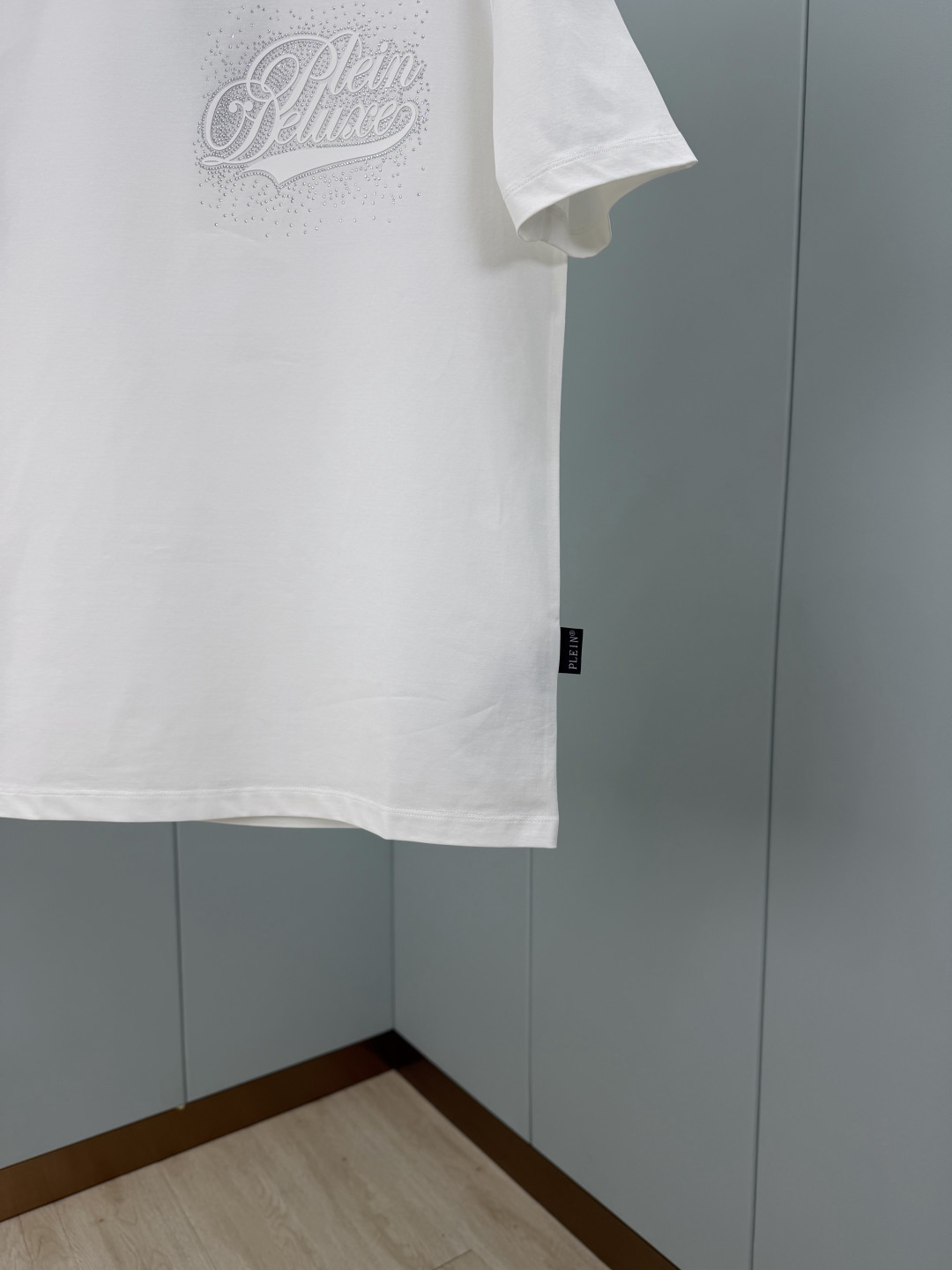 PHILIPP PLEIN SS26春夏新品硅胶&水晶缀饰短袖T恤，正面饰字母硅胶+水钻镶嵌组合设计，采