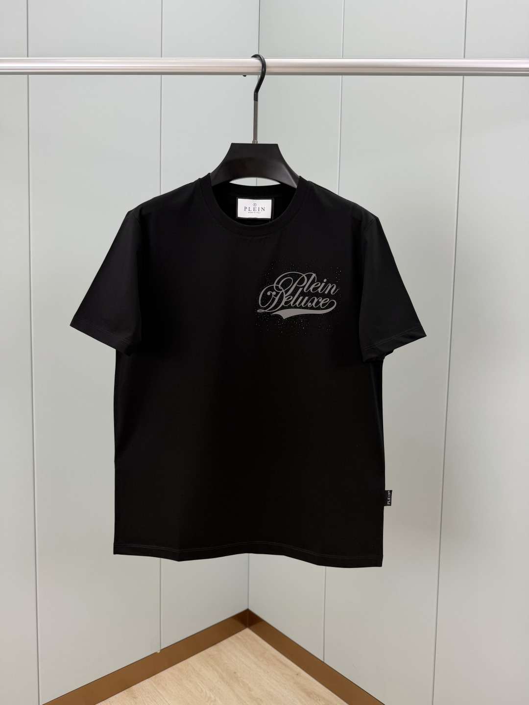 PHILIPP PLEIN SS26春夏新品硅胶&水晶缀饰短袖T恤，正面饰字母硅胶+水钻镶嵌组合设计，采