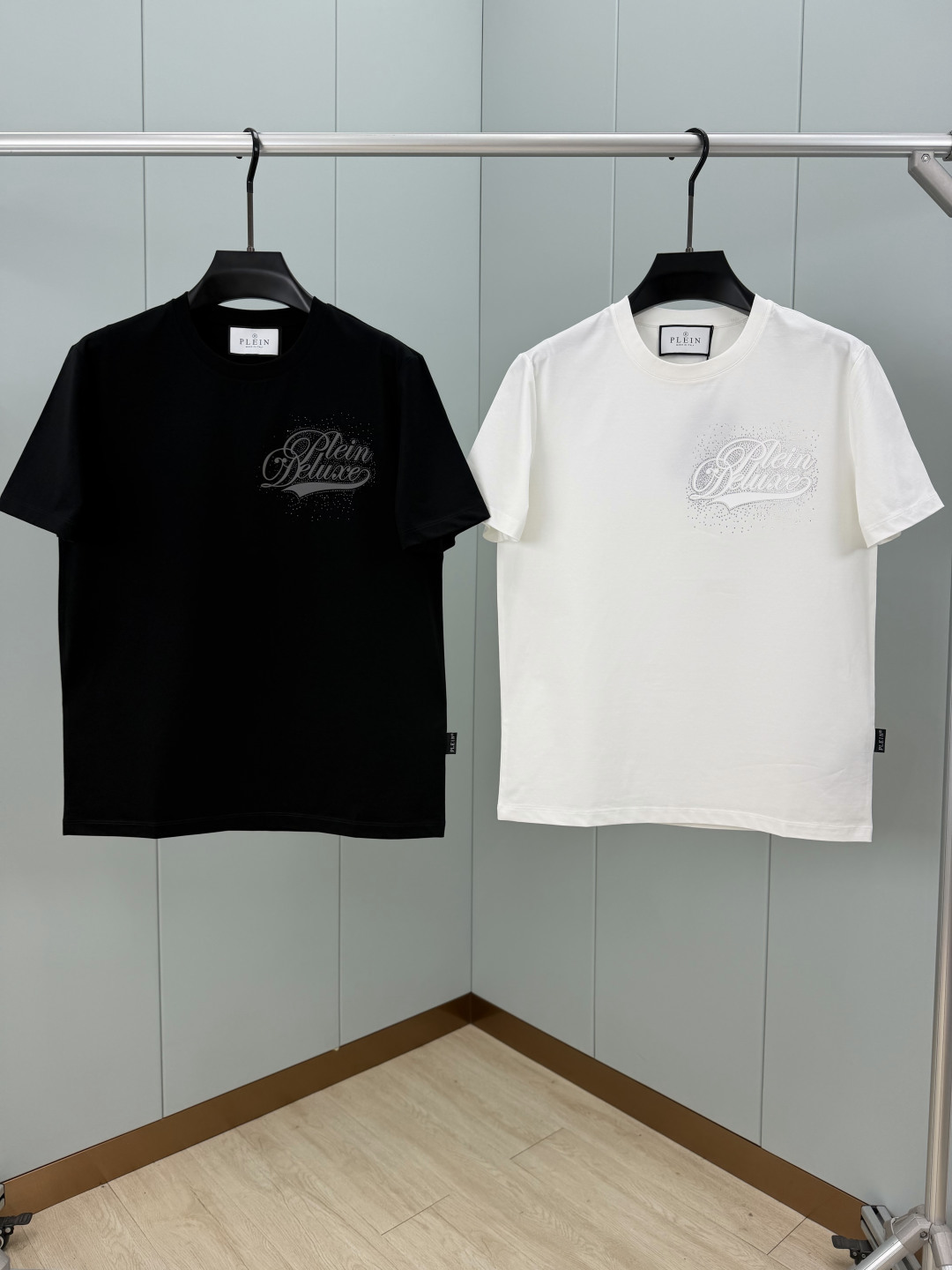 PHILIPP PLEIN SS26春夏新品硅胶&水晶缀饰短袖T恤，正面饰字母硅胶+水钻镶嵌组合设计，采