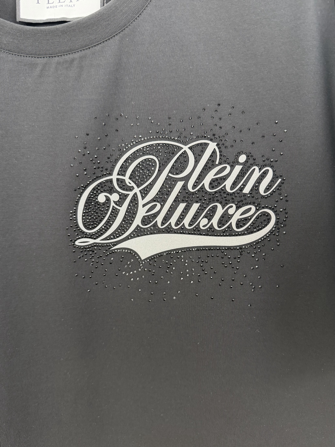 PHILIPP PLEIN SS26春夏新品硅胶&水晶缀饰短袖T恤，正面饰字母硅胶+水钻镶嵌组合设计，采