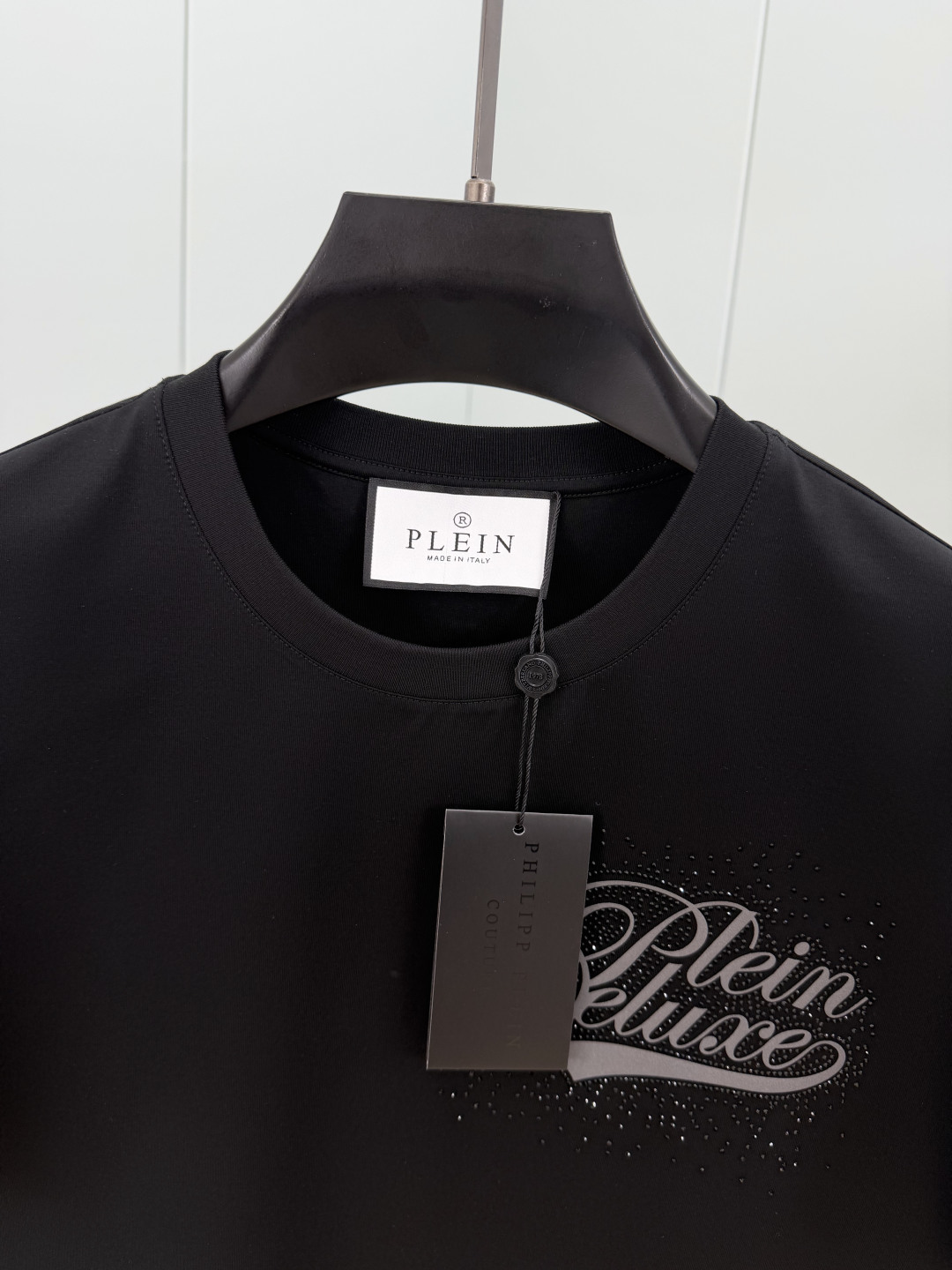 PHILIPP PLEIN SS26春夏新品硅胶&水晶缀饰短袖T恤，正面饰字母硅胶+水钻镶嵌组合设计，采