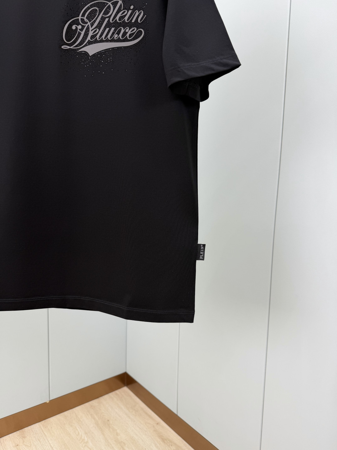 PHILIPP PLEIN SS26春夏新品硅胶&水晶缀饰短袖T恤，正面饰字母硅胶+水钻镶嵌组合设计，采