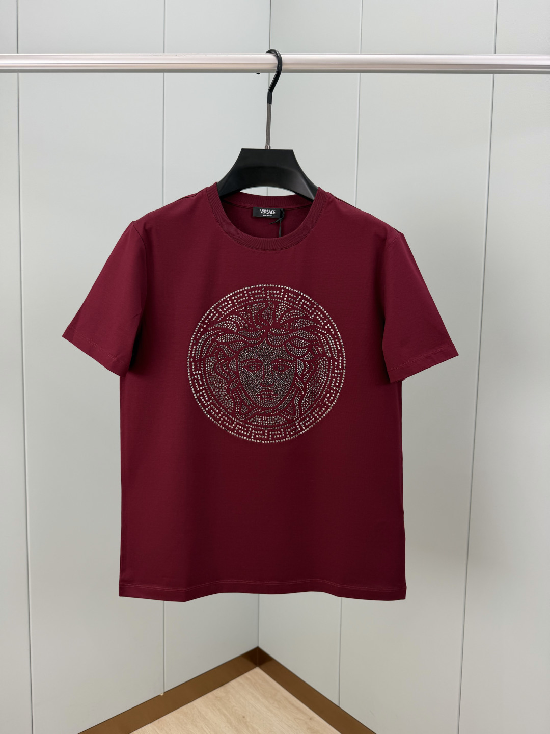 Versace.范思哲 SS26春夏新品Medusa水晶缀饰短袖T恤，正面胸前美杜莎标识采用奢华水晶镶嵌