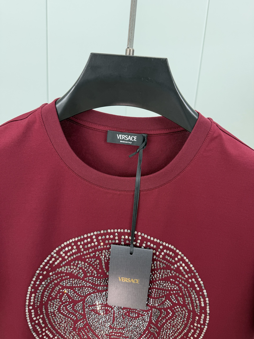 Versace.范思哲 SS26春夏新品Medusa水晶缀饰短袖T恤，正面胸前美杜莎标识采用奢华水晶镶嵌