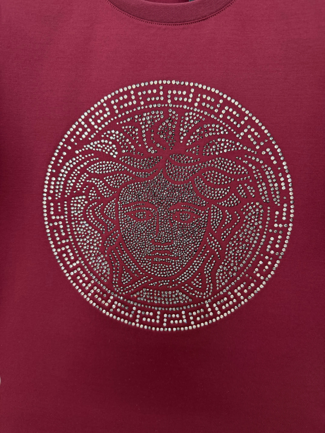 Versace.范思哲 SS26春夏新品Medusa水晶缀饰短袖T恤，正面胸前美杜莎标识采用奢华水晶镶嵌