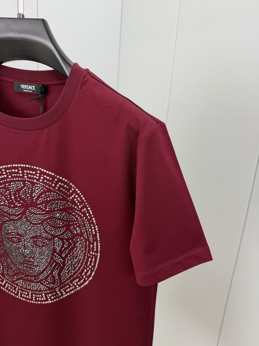 Versace.范思哲 SS26春夏新品Medusa水晶缀饰短袖T恤，正面胸前美杜莎标识采用奢华水晶镶嵌