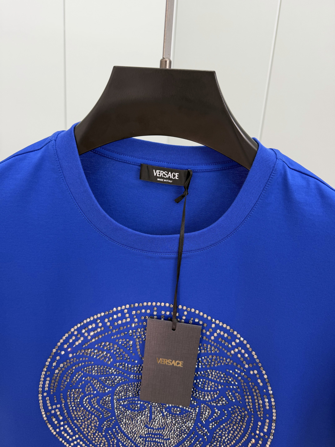Versace.范思哲 SS26春夏新品Medusa水晶缀饰短袖T恤，正面胸前美杜莎标识采用奢华水晶镶嵌