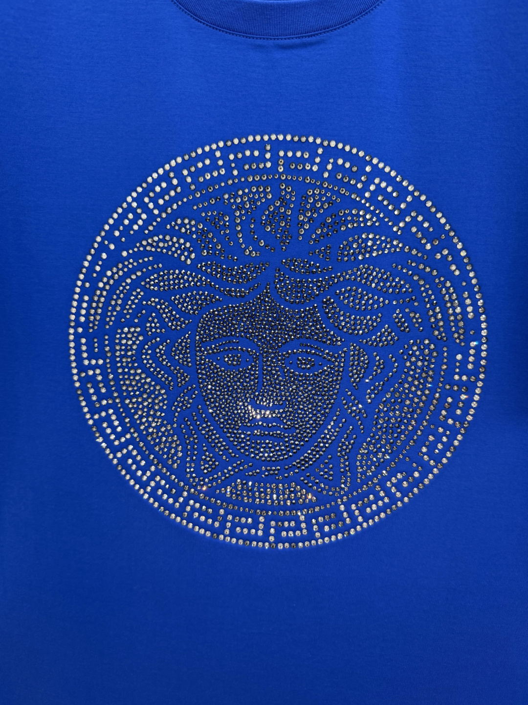 Versace.范思哲 SS26春夏新品Medusa水晶缀饰短袖T恤，正面胸前美杜莎标识采用奢华水晶镶嵌