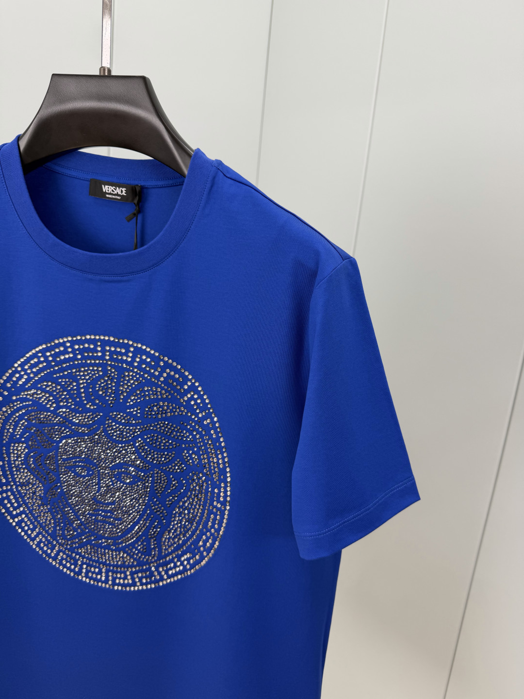 Versace.范思哲 SS26春夏新品Medusa水晶缀饰短袖T恤，正面胸前美杜莎标识采用奢华水晶镶嵌