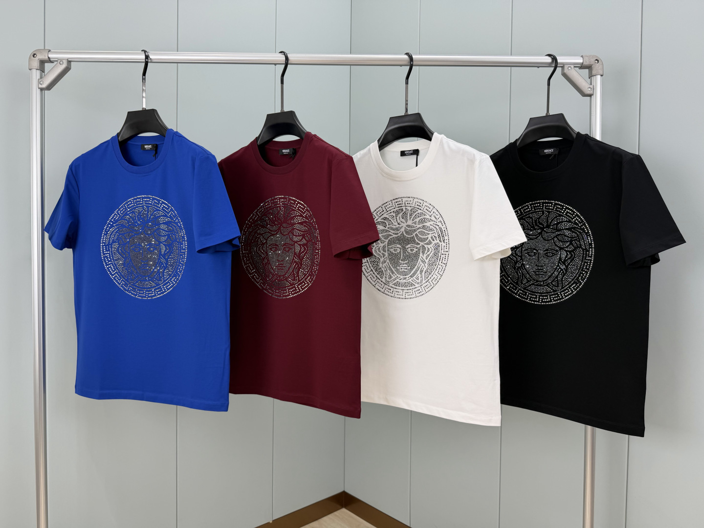 Versace.范思哲 SS26春夏新品Medusa水晶缀饰短袖T恤，正面胸前美杜莎标识采用奢华水晶镶嵌