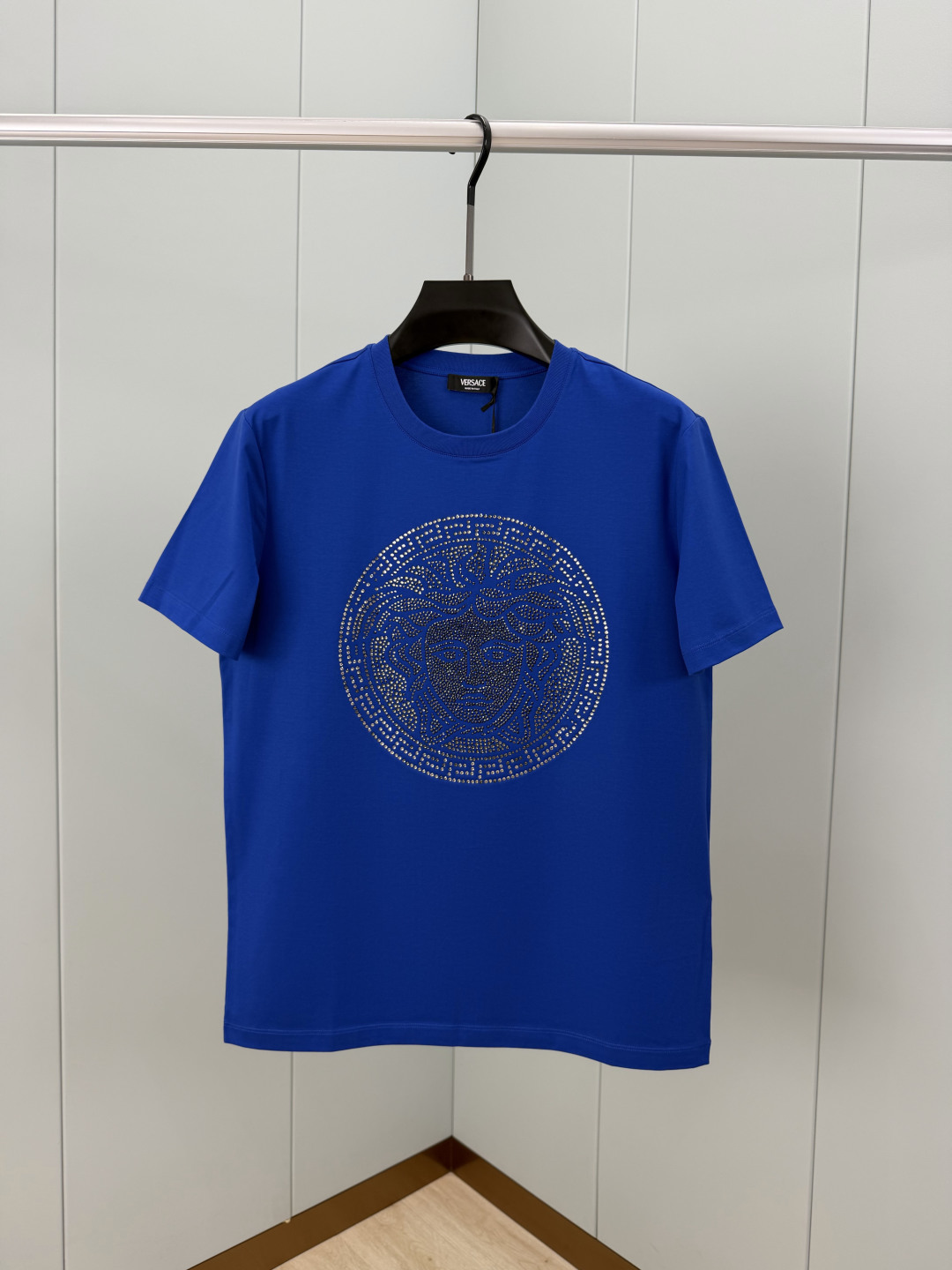 Versace.范思哲 SS26春夏新品Medusa水晶缀饰短袖T恤，正面胸前美杜莎标识采用奢华水晶镶嵌