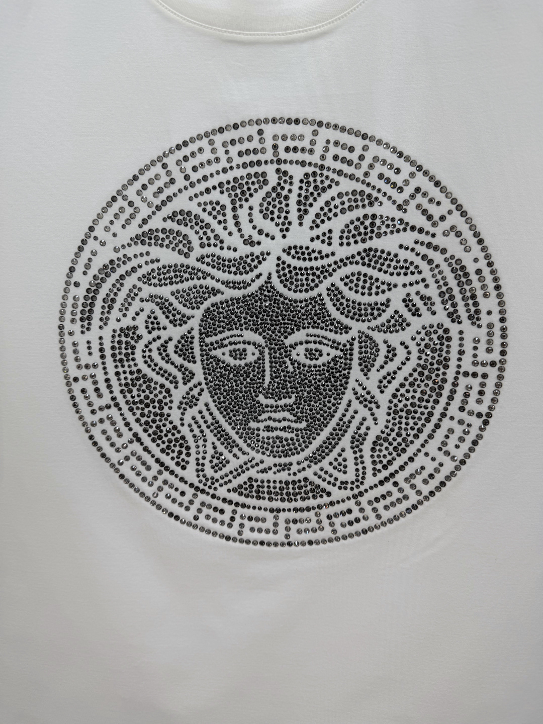 Versace.范思哲 SS26春夏新品Medusa水晶缀饰短袖T恤，正面胸前美杜莎标识采用奢华水晶镶嵌