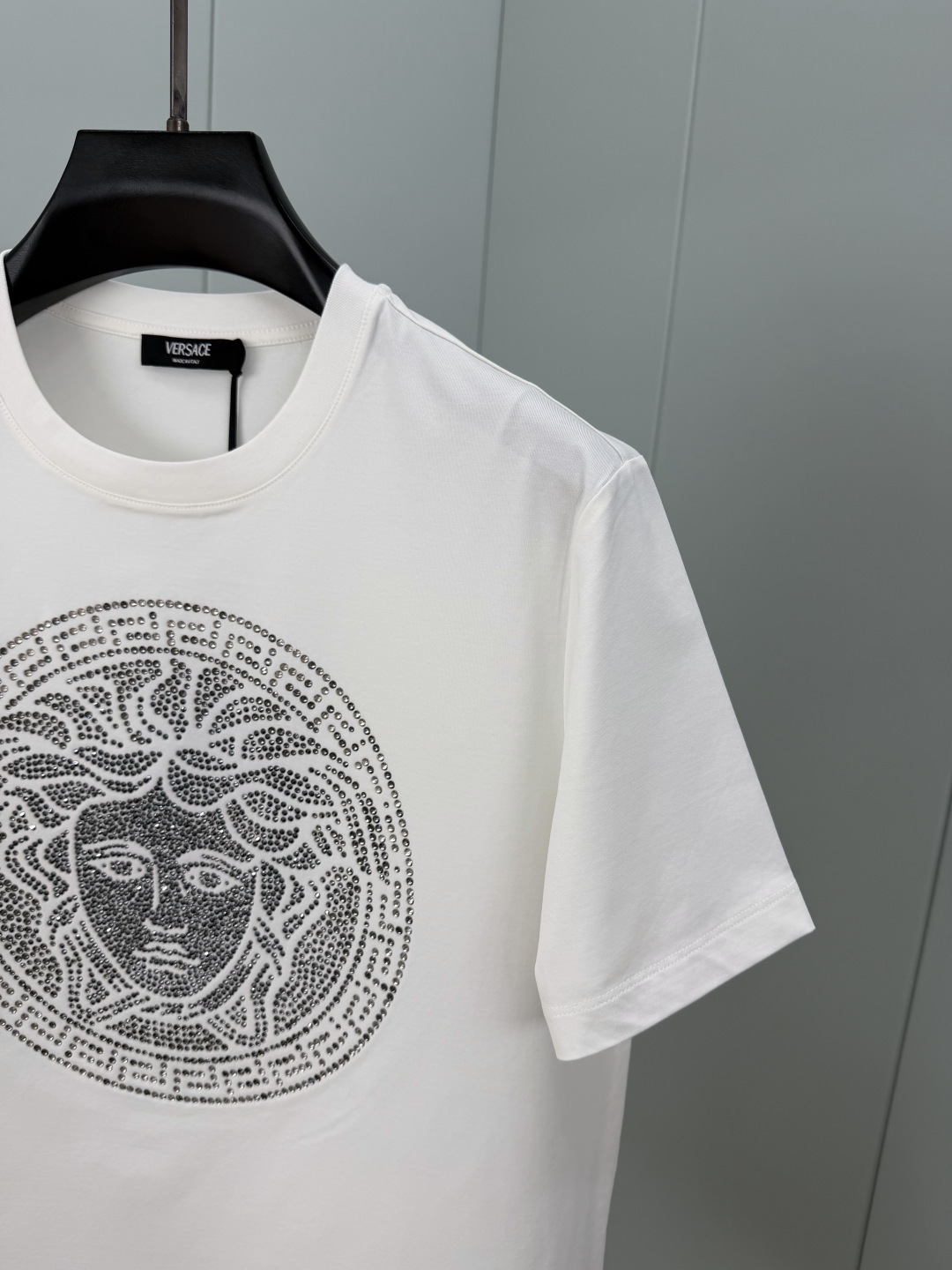 Versace.范思哲 SS26春夏新品Medusa水晶缀饰短袖T恤，正面胸前美杜莎标识采用奢华水晶镶嵌