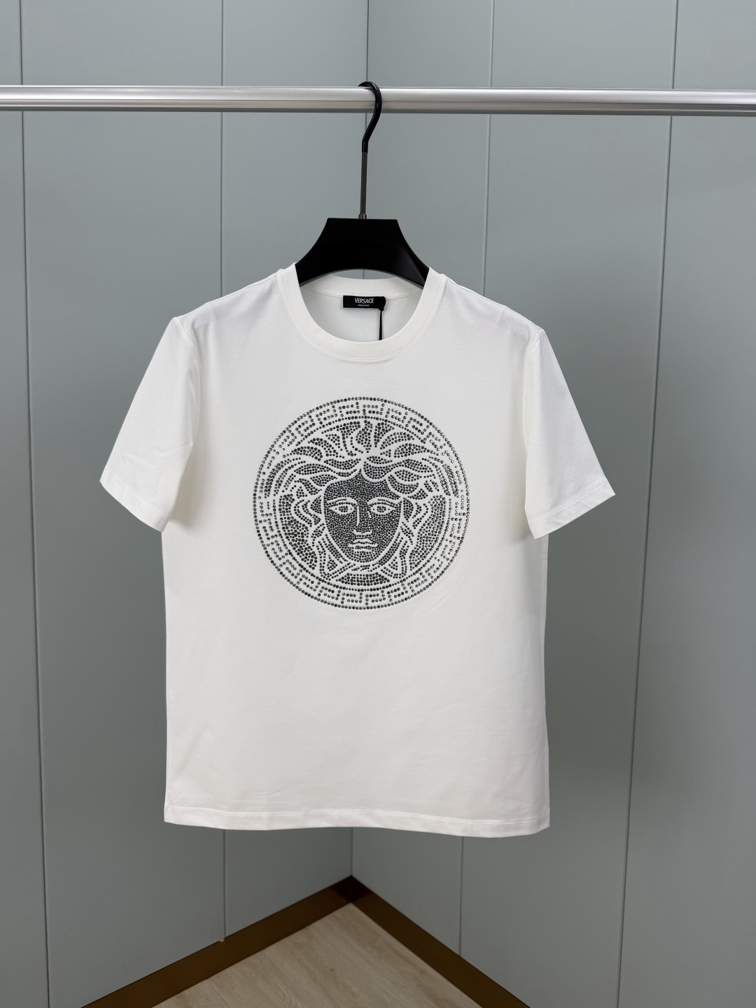 Versace.范思哲 SS26春夏新品Medusa水晶缀饰短袖T恤，正面胸前美杜莎标识采用奢华水晶镶嵌
