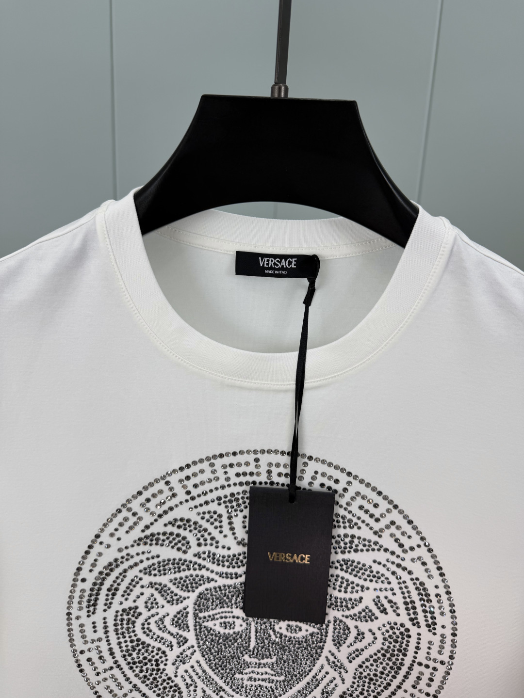 Versace.范思哲 SS26春夏新品Medusa水晶缀饰短袖T恤，正面胸前美杜莎标识采用奢华水晶镶嵌