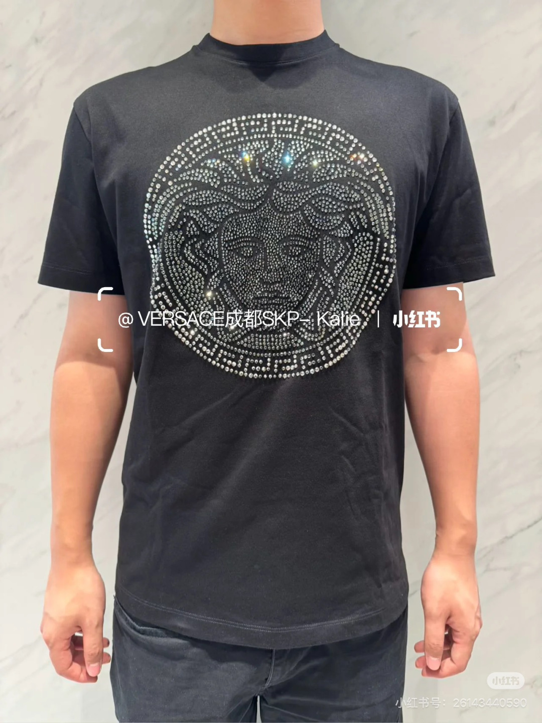 Versace.范思哲 SS26春夏新品Medusa水晶缀饰短袖T恤，正面胸前美杜莎标识采用奢华水晶镶嵌