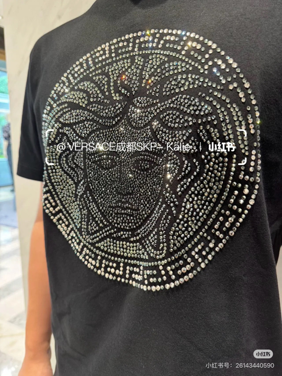Versace.范思哲 SS26春夏新品Medusa水晶缀饰短袖T恤，正面胸前美杜莎标识采用奢华水晶镶嵌