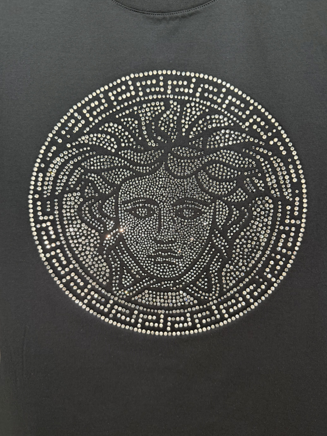 Versace.范思哲 SS26春夏新品Medusa水晶缀饰短袖T恤，正面胸前美杜莎标识采用奢华水晶镶嵌
