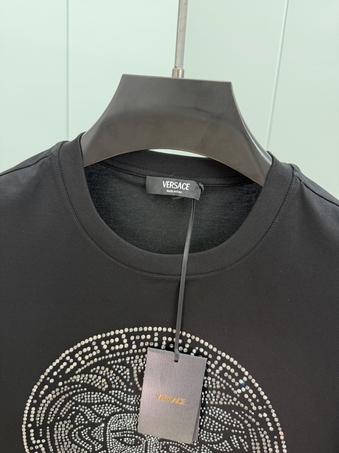 Versace.范思哲 SS26春夏新品Medusa水晶缀饰短袖T恤，正面胸前美杜莎标识采用奢华水晶镶嵌