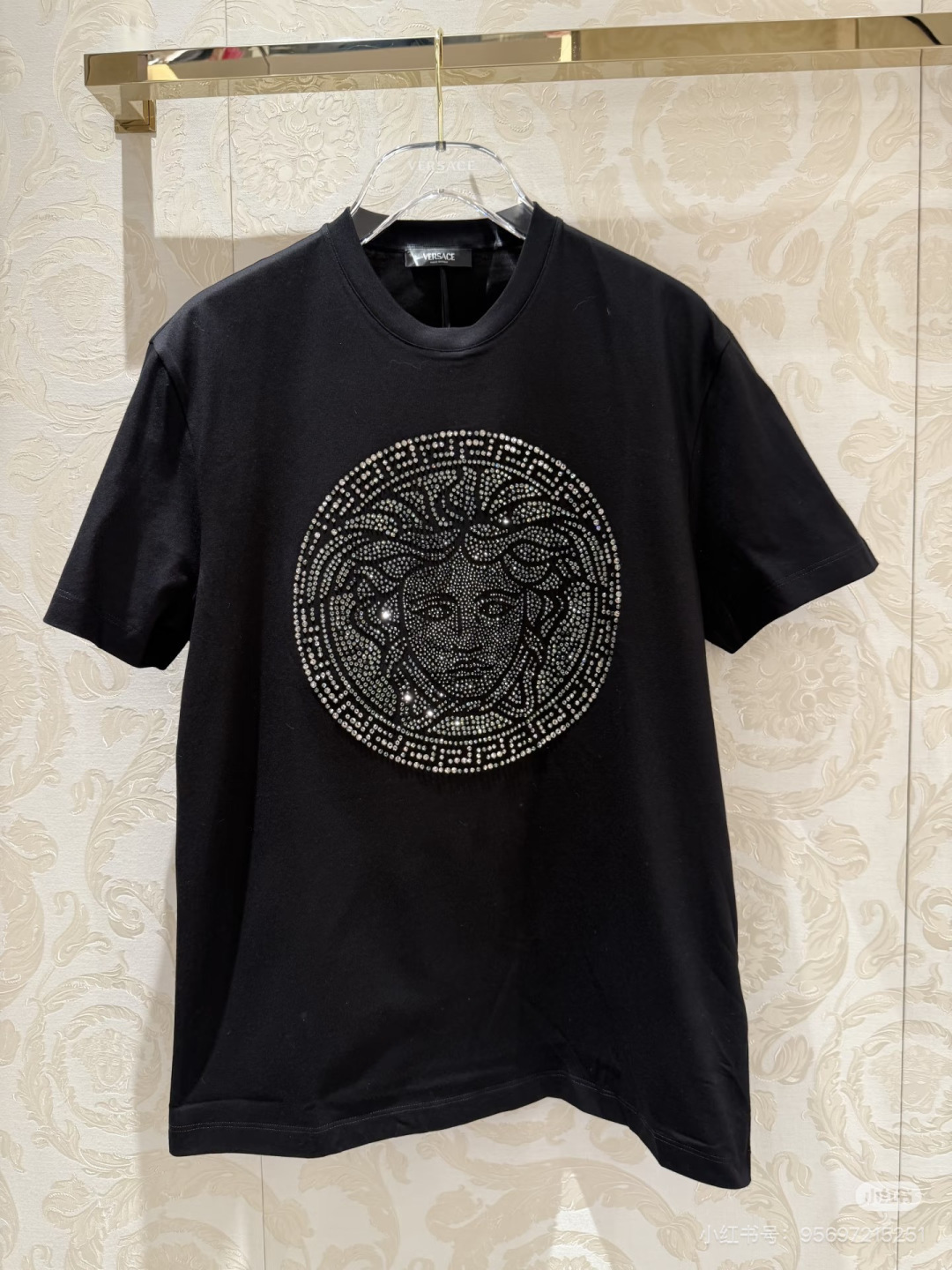 Versace.范思哲 SS26春夏新品Medusa水晶缀饰短袖T恤，正面胸前美杜莎标识采用奢华水晶镶嵌