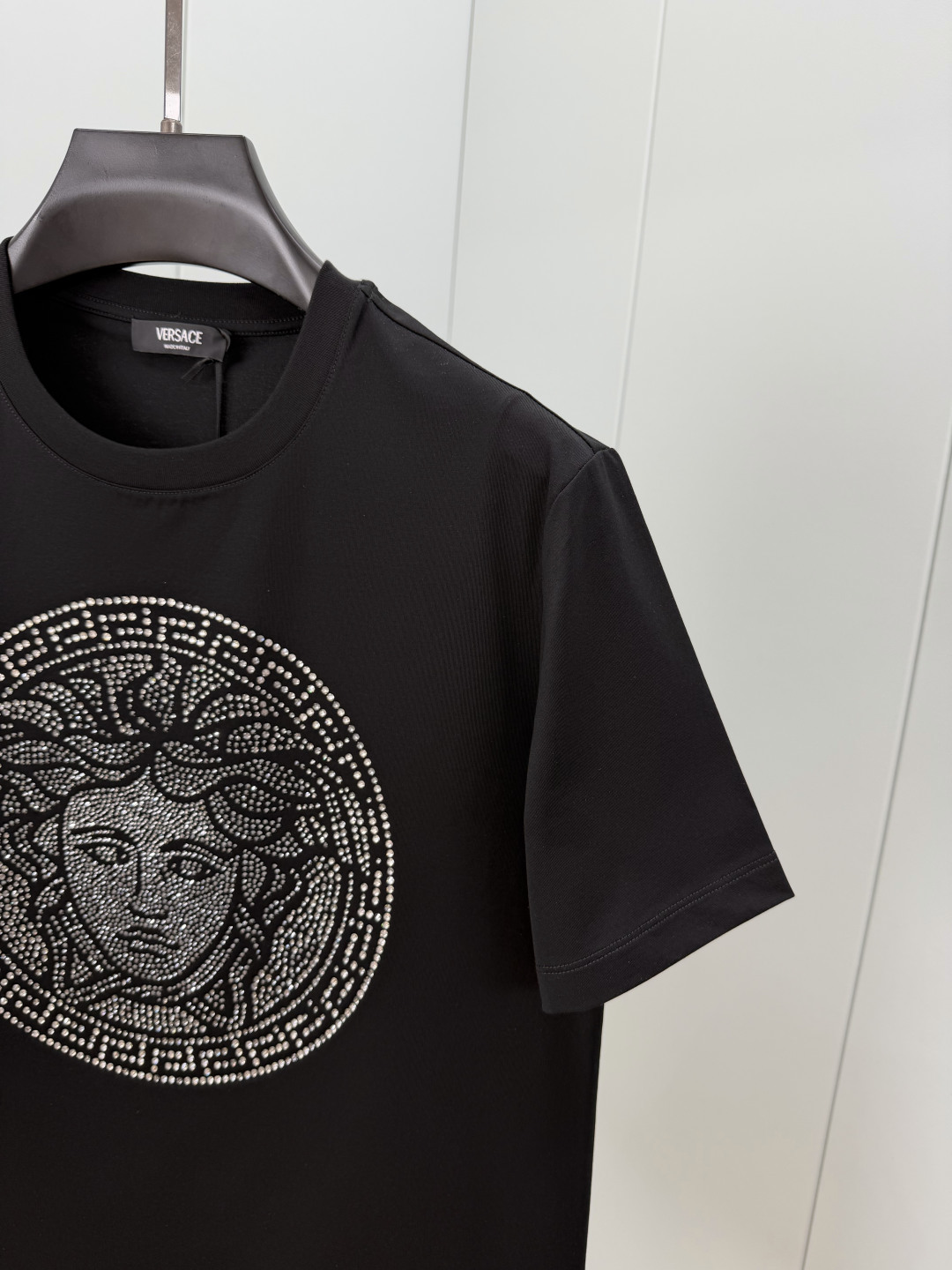 Versace.范思哲 SS26春夏新品Medusa水晶缀饰短袖T恤，正面胸前美杜莎标识采用奢华水晶镶嵌
