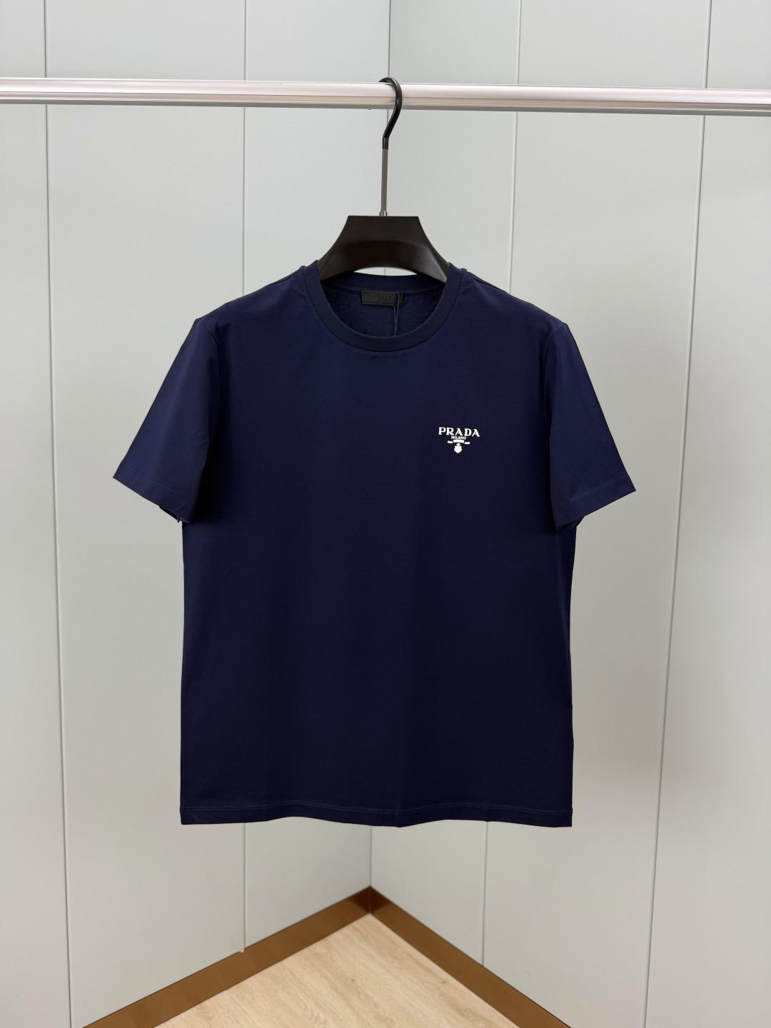 Prada.普拉达 SS26春夏新品经典印花标识短袖T恤，正面胸前左侧饰品牌经典标志性印花标识点缀，彰显
