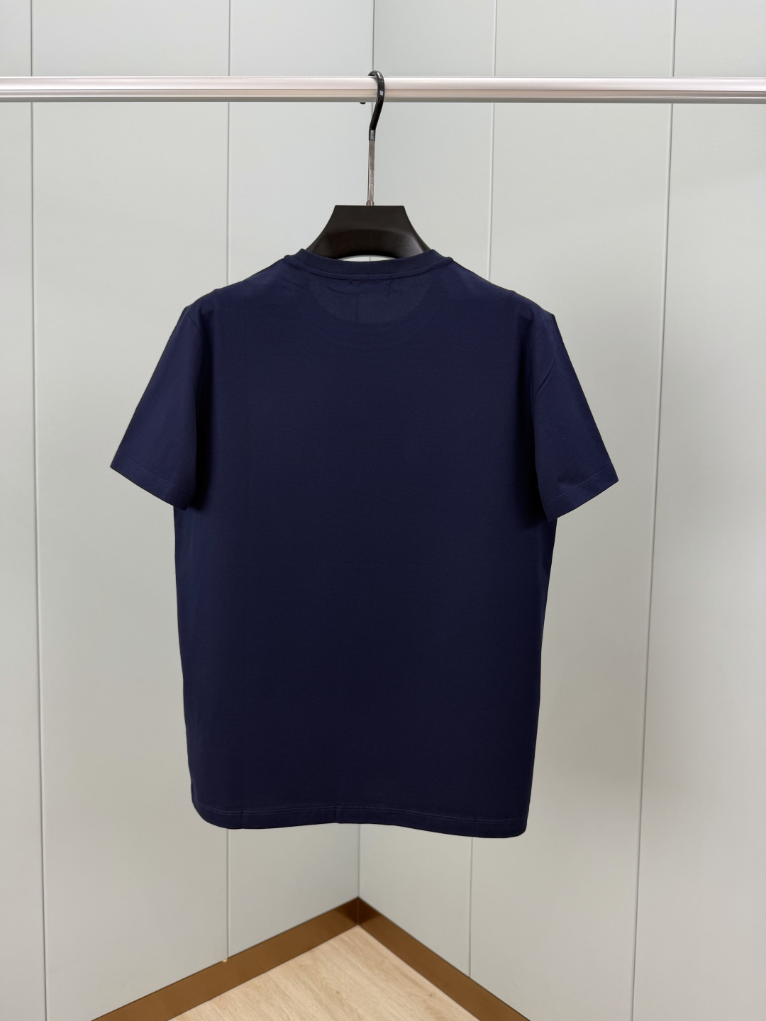 Prada.普拉达 SS26春夏新品经典印花标识短袖T恤，正面胸前左侧饰品牌经典标志性印花标识点缀，彰显