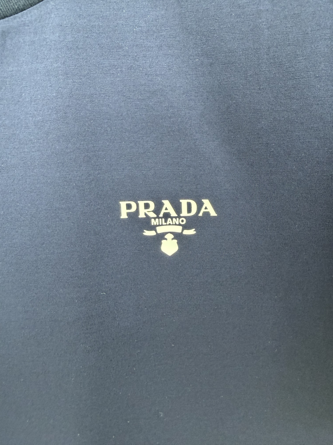 Prada.普拉达 SS26春夏新品经典印花标识短袖T恤，正面胸前左侧饰品牌经典标志性印花标识点缀，彰显