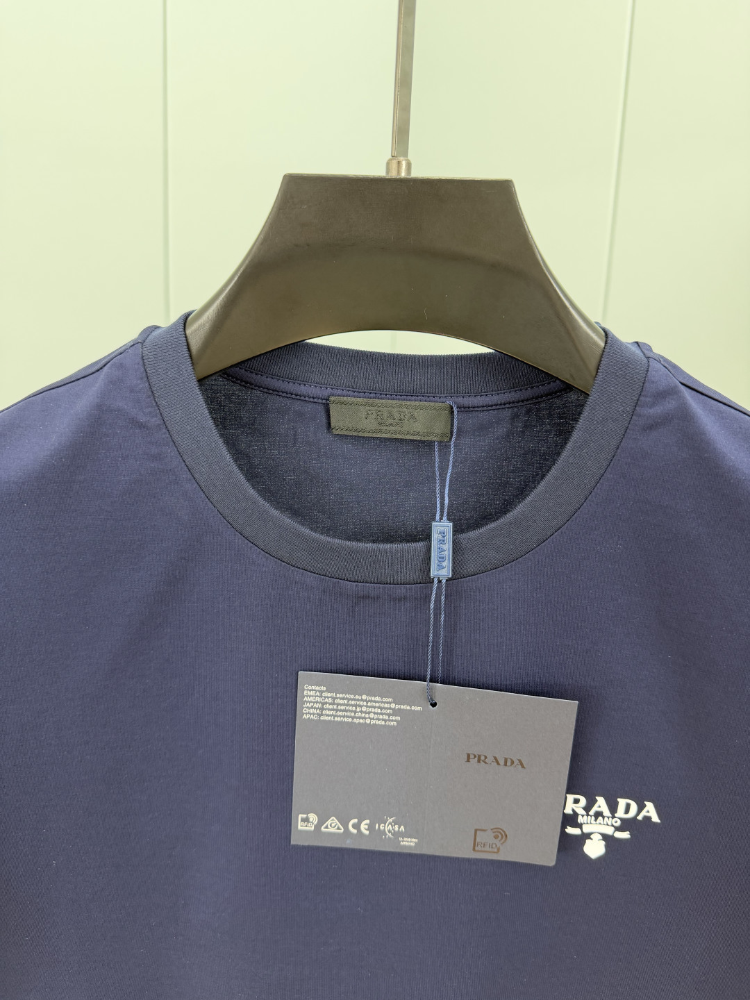 Prada.普拉达 SS26春夏新品经典印花标识短袖T恤，正面胸前左侧饰品牌经典标志性印花标识点缀，彰显