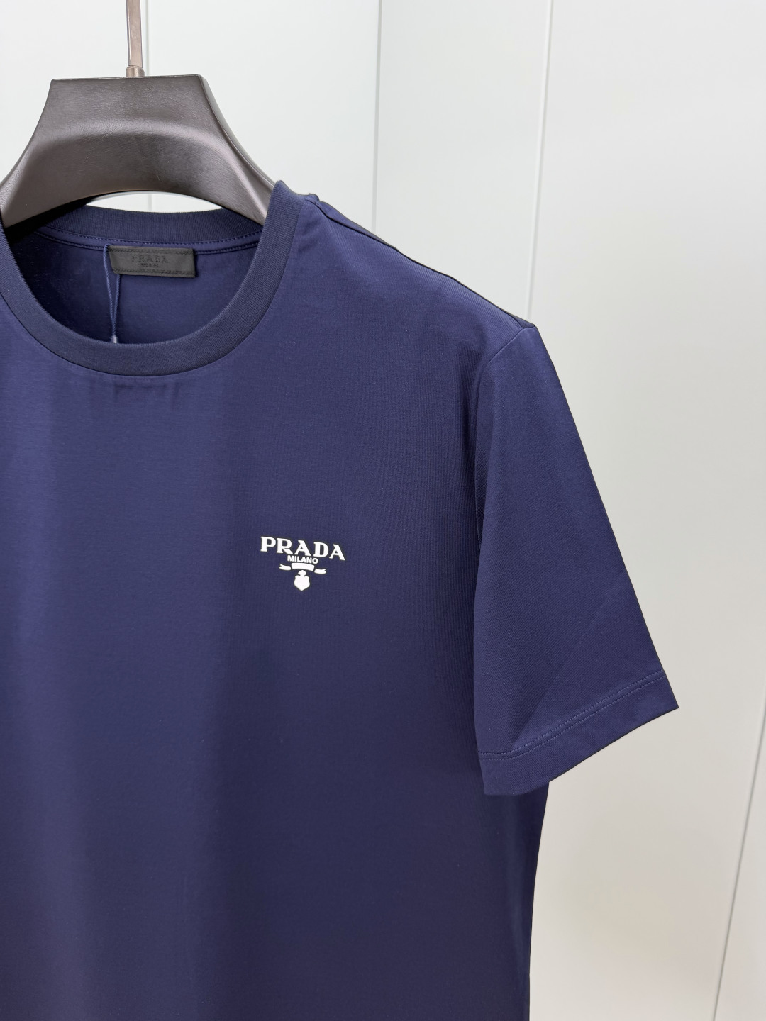 Prada.普拉达 SS26春夏新品经典印花标识短袖T恤，正面胸前左侧饰品牌经典标志性印花标识点缀，彰显