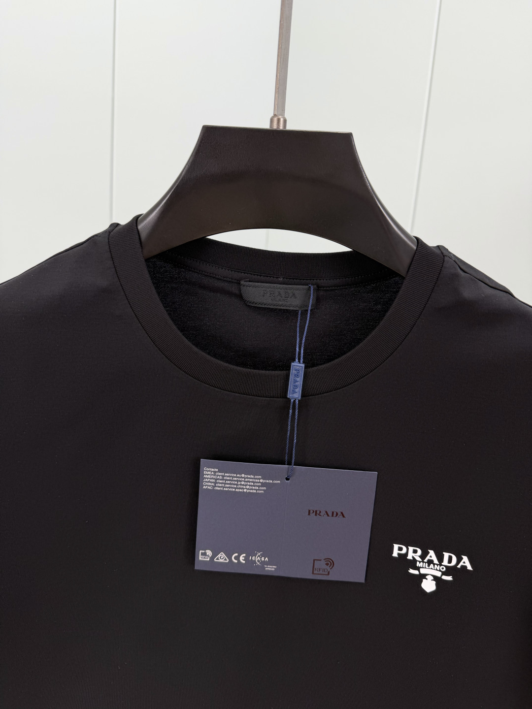 Prada.普拉达 SS26春夏新品经典印花标识短袖T恤，正面胸前左侧饰品牌经典标志性印花标识点缀，彰显