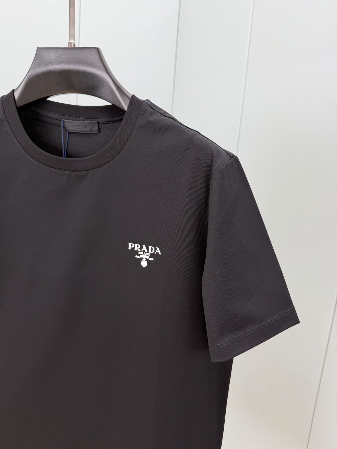 Prada.普拉达 SS26春夏新品经典印花标识短袖T恤，正面胸前左侧饰品牌经典标志性印花标识点缀，彰显