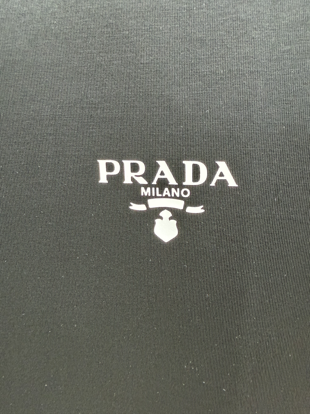 Prada.普拉达 SS26春夏新品经典印花标识短袖T恤，正面胸前左侧饰品牌经典标志性印花标识点缀，彰显