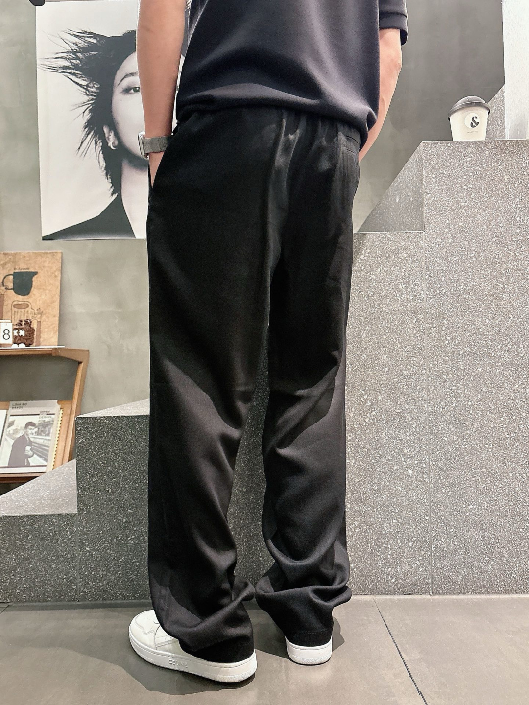 26春夏新款Loro Pi*na莱赛尔天丝极简休闲裤，遵循意式极简剪裁逻辑，松紧抽绳腰头摒弃束缚感，直筒