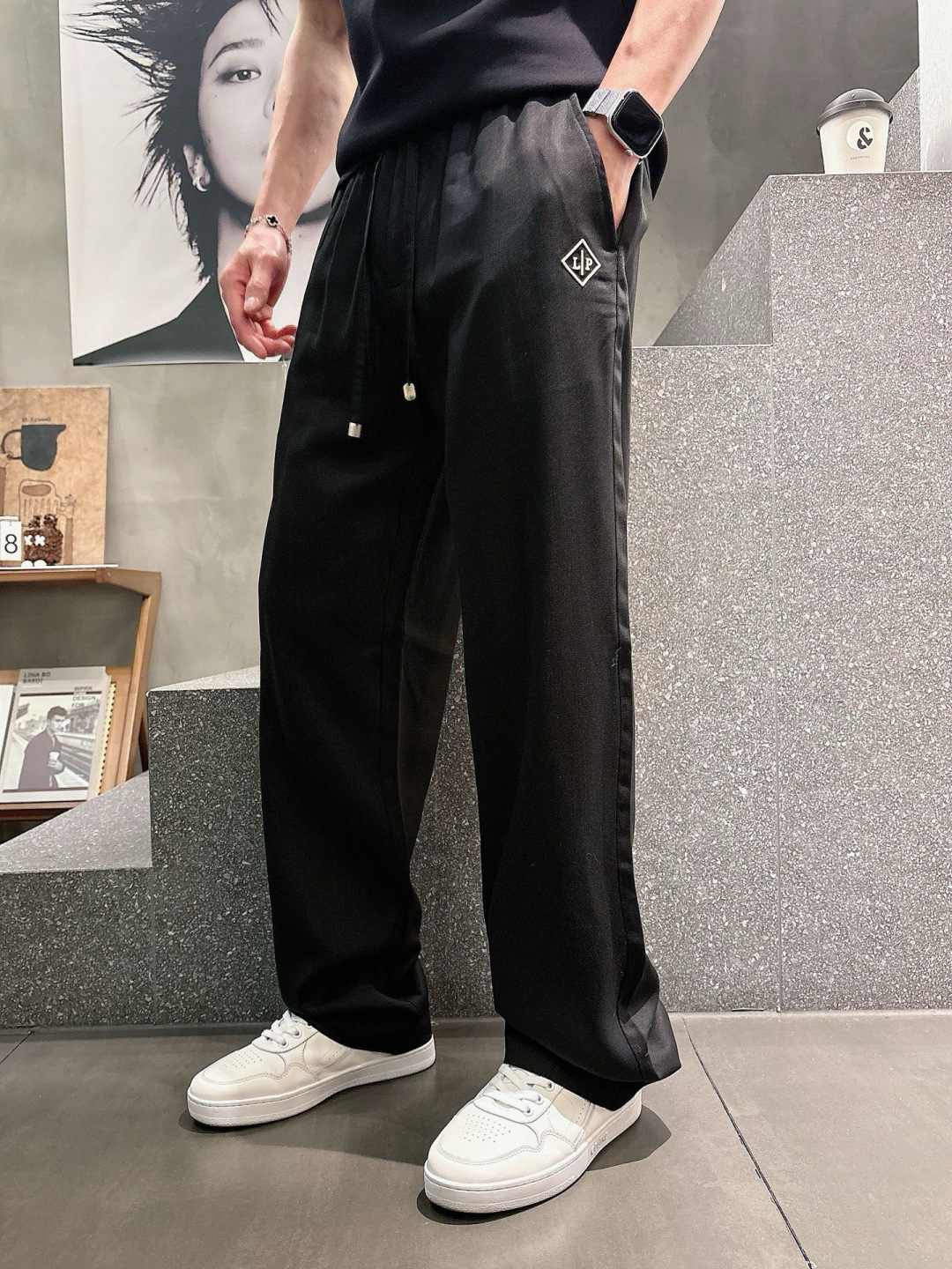 26春夏新款Loro Pi*na莱赛尔天丝极简休闲裤，遵循意式极简剪裁逻辑，松紧抽绳腰头摒弃束缚感，直筒