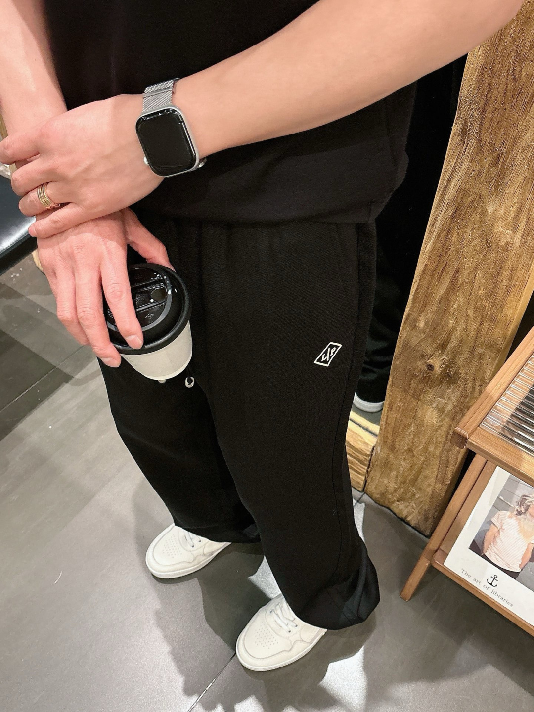 26春夏新款Loro Pi*na莱赛尔天丝极简休闲裤，遵循意式极简剪裁逻辑，松紧抽绳腰头摒弃束缚感，直筒