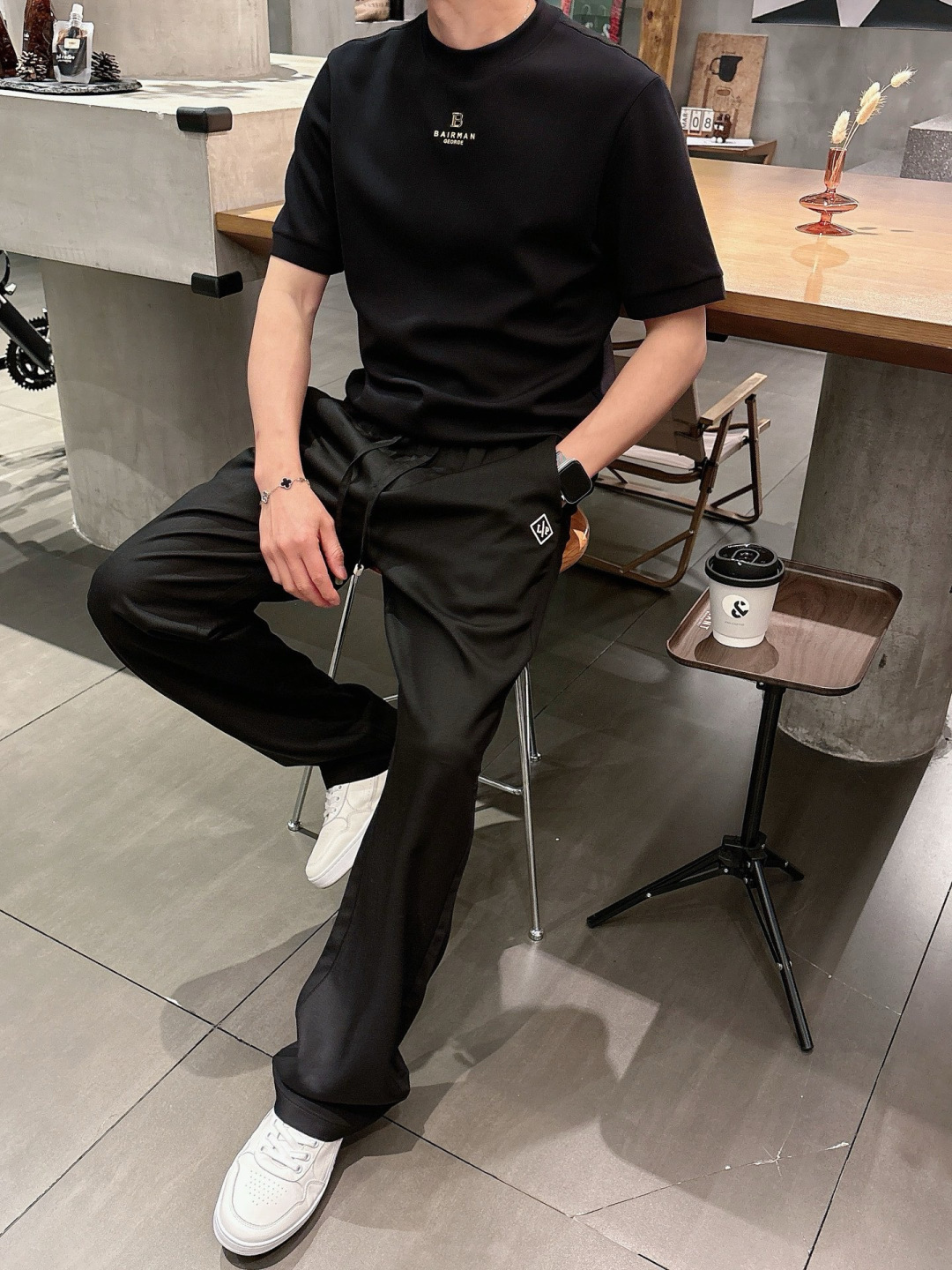 26春夏新款Loro Pi*na莱赛尔天丝极简休闲裤，遵循意式极简剪裁逻辑，松紧抽绳腰头摒弃束缚感，直筒