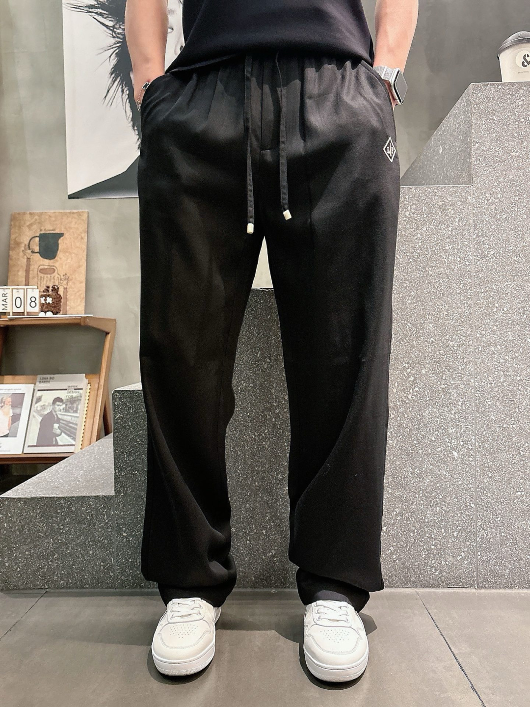 26春夏新款Loro Pi*na莱赛尔天丝极简休闲裤，遵循意式极简剪裁逻辑，松紧抽绳腰头摒弃束缚感，直筒