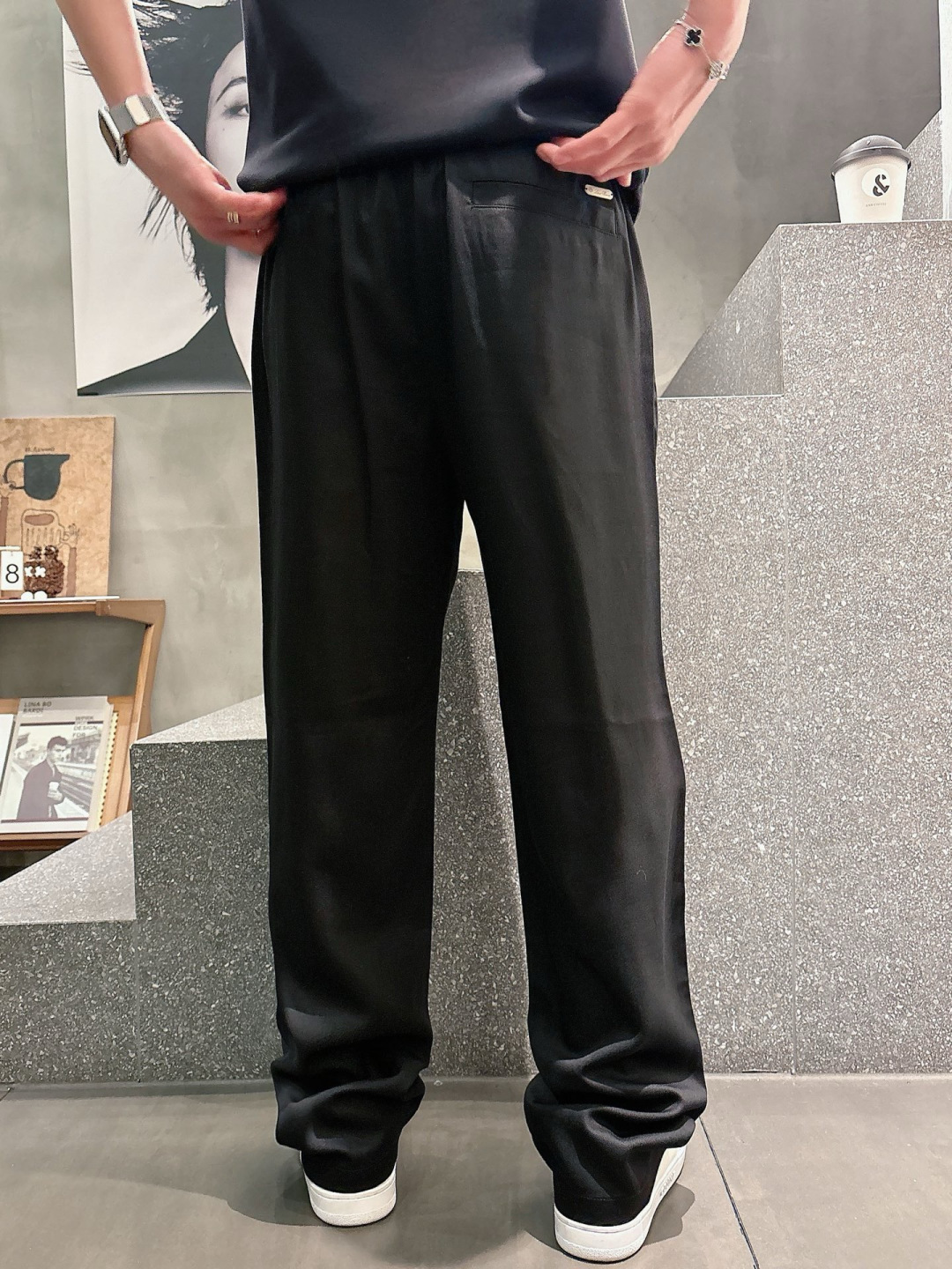 26春夏新款Loro Pi*na莱赛尔天丝极简休闲裤，遵循意式极简剪裁逻辑，松紧抽绳腰头摒弃束缚感，直筒